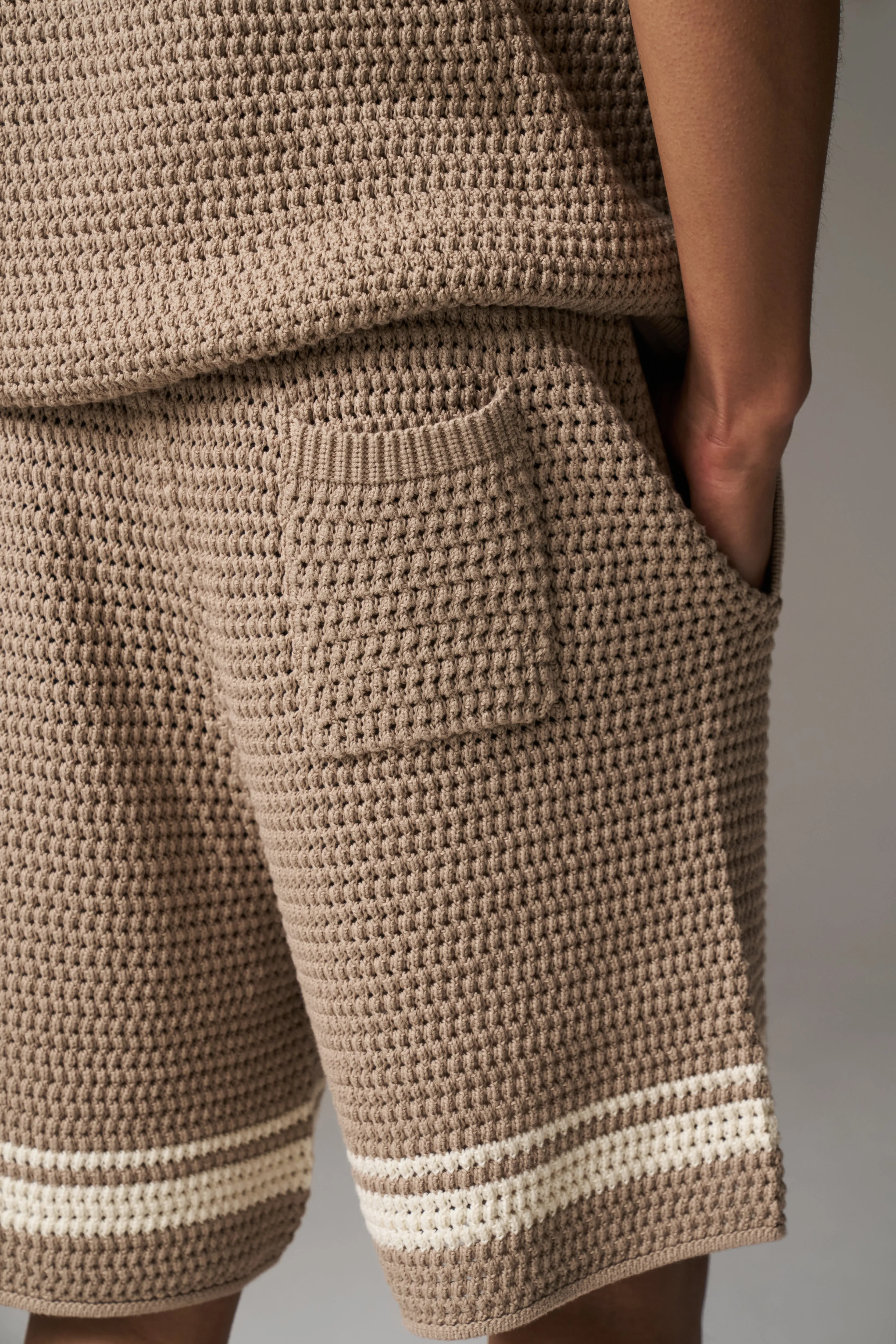 CROCHET KNITTED CONTRAST STRIPE SHORTS - BROWN